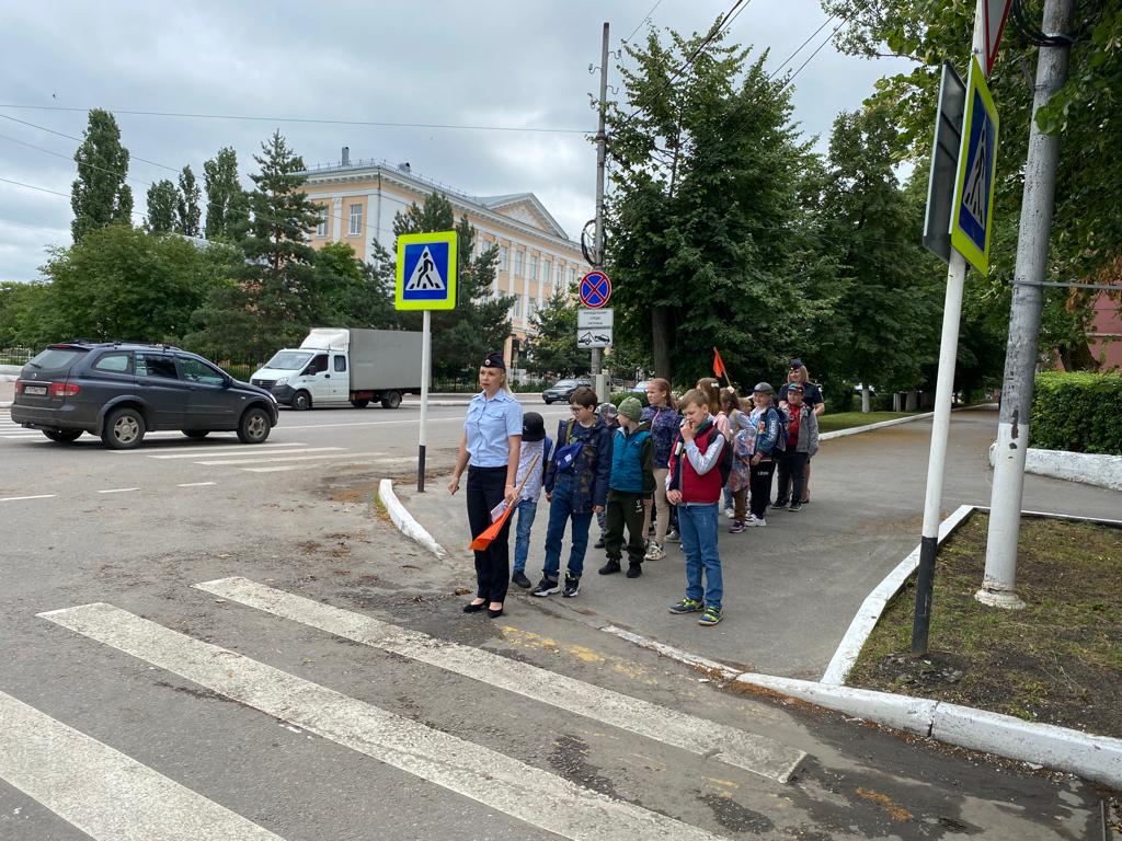 В Балашове в рамках Всероссийской акции МВД России «Каникулы с Общественным  советом» сотрудники полиции и общественники провели с детьми  профилактическое мероприятие «С СИМ – безопасно колесим!» | 30.06.2023 |  Балашов - БезФормата