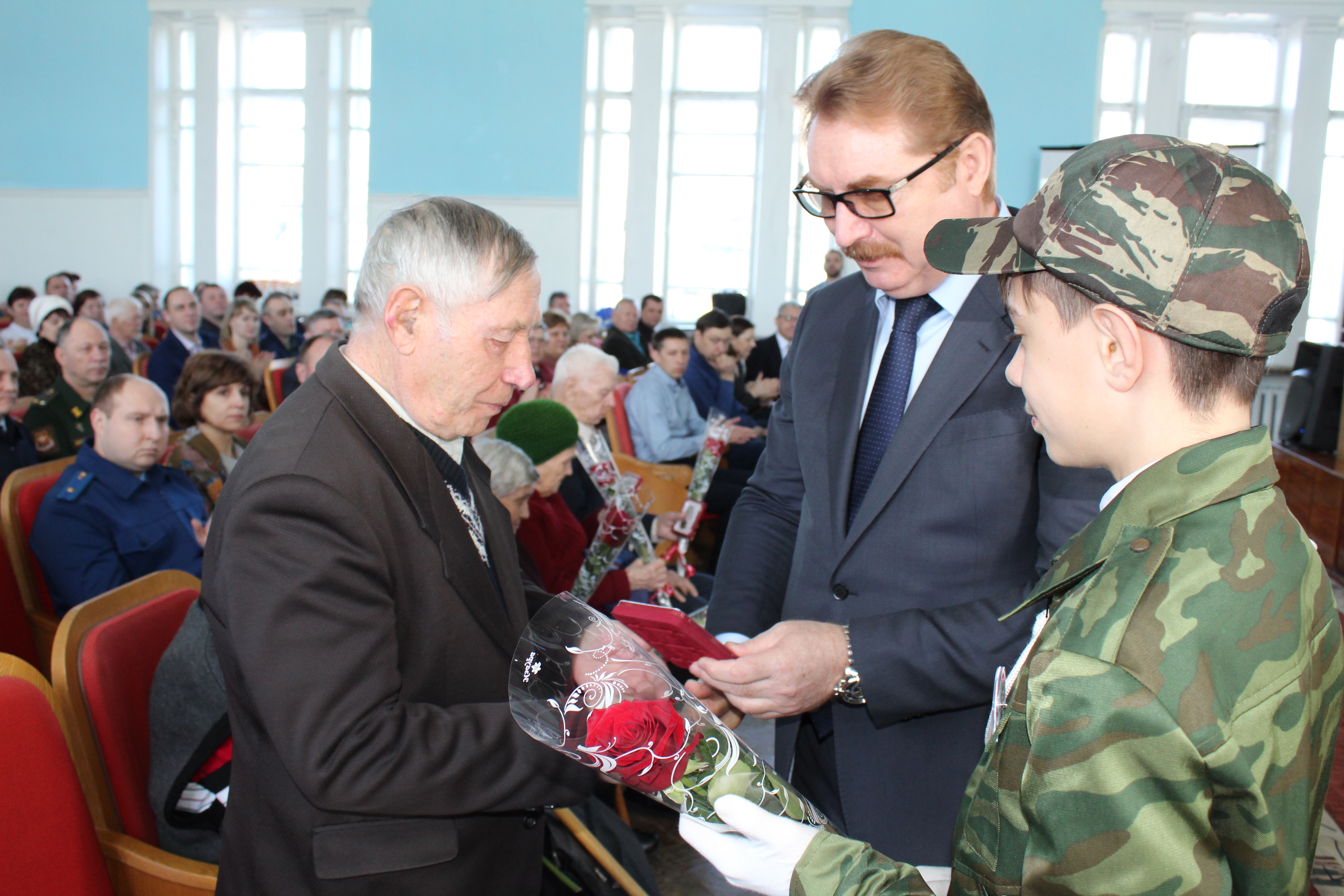 Глава района Павел Петраков вручил ветеранам юбилейные медали «75 лет  Победы в Великой Отечественной войне 1941-1945 гг.»